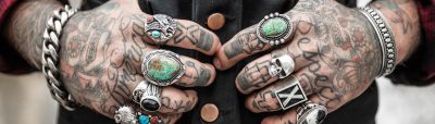 Mains & doigts tatoués d'un homme