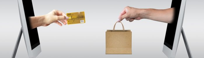 Illustration d'un achat en ligne : une main tend une carte bancaire, l'autre tend un sachet